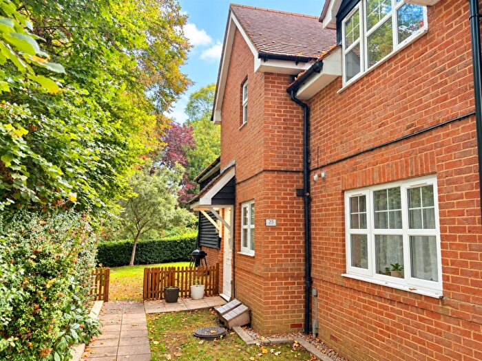 2 Bedroom Apartment For Sale In Daisy Fields, Fair Oak, Eastleigh, SO50