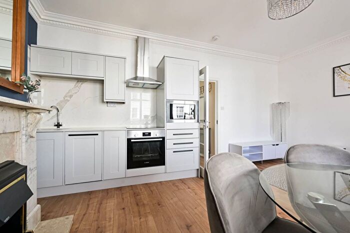 2 Bedroom Flat To Rent In Fulham Palace Road, Hammersmith, London, W6
