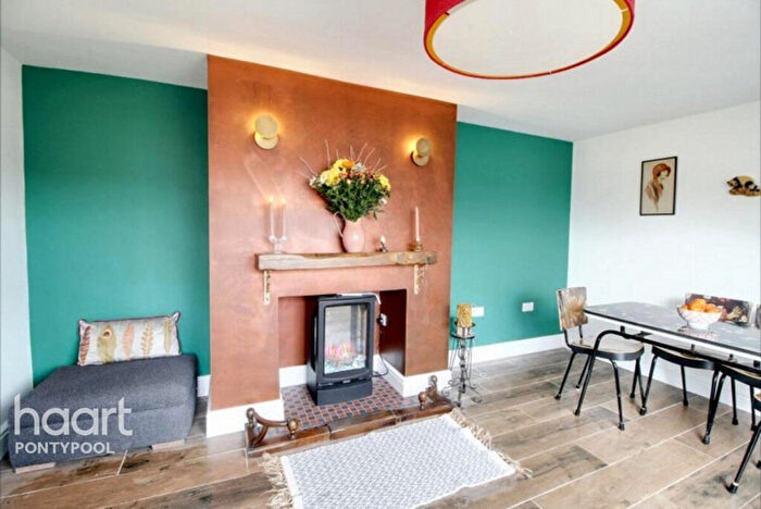 2 Bedroom Flat For Sale In Hillside Avenue, Pontypool, NP4