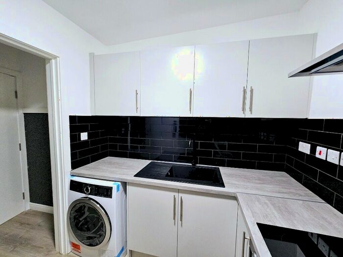 Studio To Rent In Hythe Street, Dartford, Kent, DA1