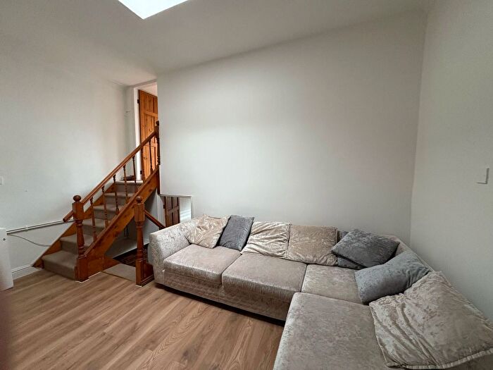 2 Bedroom Flat To Rent In Dalston Lane, London, E8