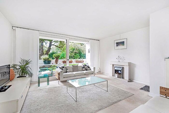 2 Bedroom Flat For Sale In Southwood Lawn Road, London, N6