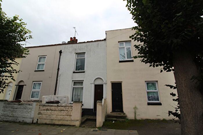 3 Bedroom Terraced House For Sale In Saunders Street, Gillingham, ME7