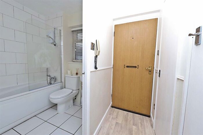 1 Bedroom Studio For Sale In Betjeman Court, Bentinck Road, Yiewsley, West Drayton, UB7