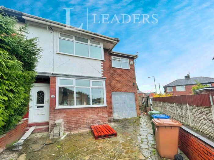 6 Bedroom Semi-Detached House To Rent In Kent Avenue, Droylsden, M43