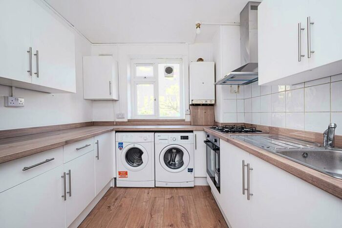 2 Bedroom Flat To Rent In Amhurst Road, Hackney, London, E8