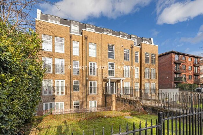 2 Bedroom Flat For Sale In Widmore Road, Bromley, Kent, BR1
