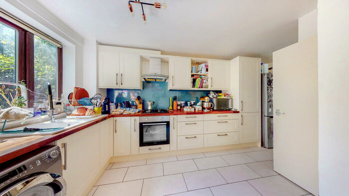 2 Bedroom Flat To Rent In Foxgrove Road, Beckenham, BR3