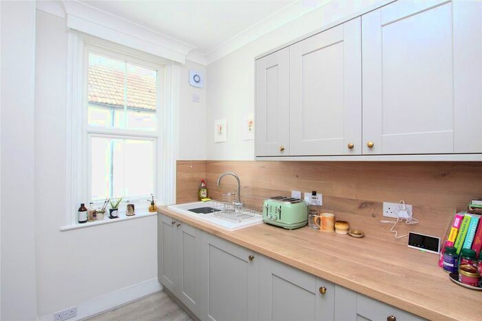 2 Bedroom Flat To Rent In Pavilion Road, Worthing, West Sussex, BN14