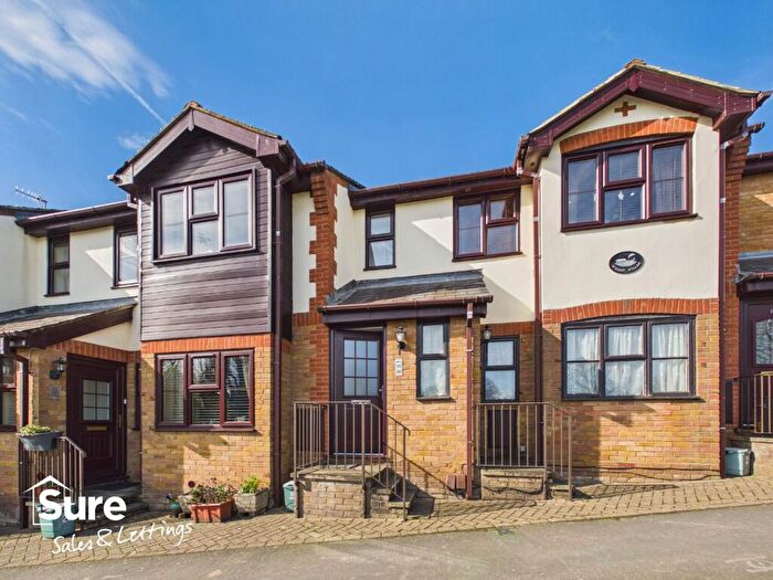 2 Bedroom Maisonette For Sale In Wharf Road, Hemel Hempstead, Hertfordshire, HP1