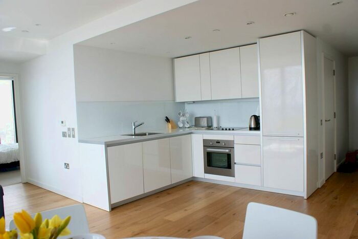 2 Bedroom Flat To Rent In Walworth Road, Elephant And Castle, London, SE1