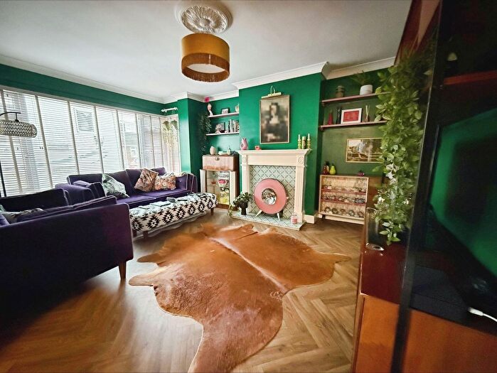 4 Bedroom Semi Detached House For Sale In Beaufort Road, Swindon, SN4