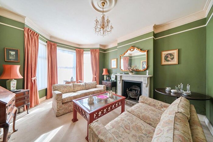 3 Bedroom Semi-Detached House For Sale In Limes Road, Croydon, CR0