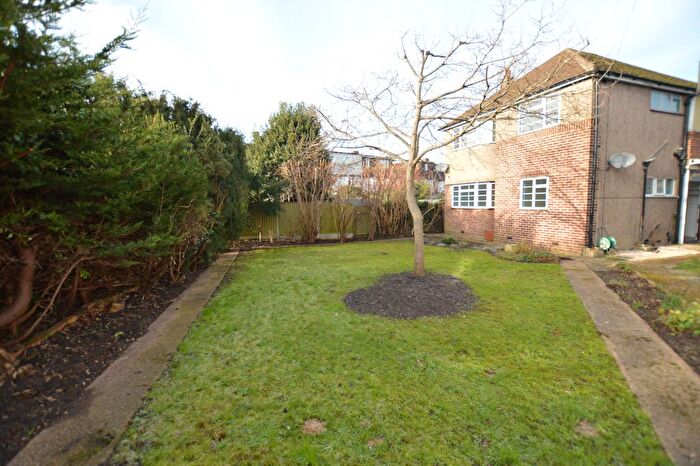 2 Bedroom Maisonette To Rent In Doone Close, Teddington, TW11
