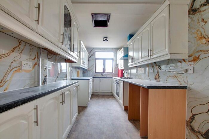 3 Bedroom Semi-Detached House To Rent In Homeway Road, Leicester, LE5