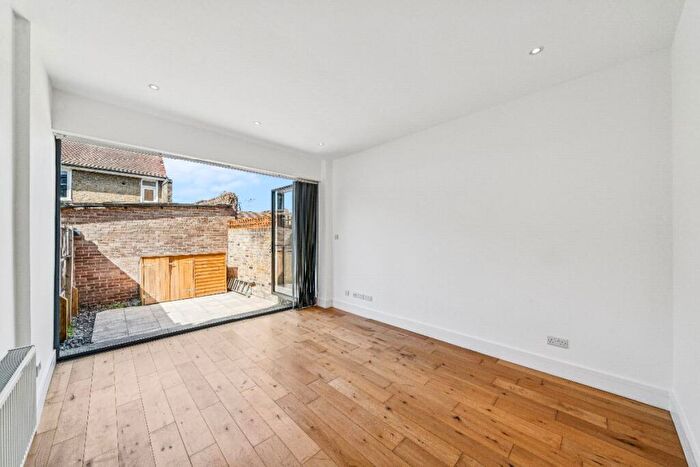 2 Bedroom Maisonette For Sale In Upper Richmond Road West, London, SW14