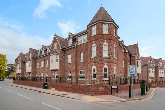 1 Bedroom Flat To Rent In Baker Street, Weybridge, KT13
