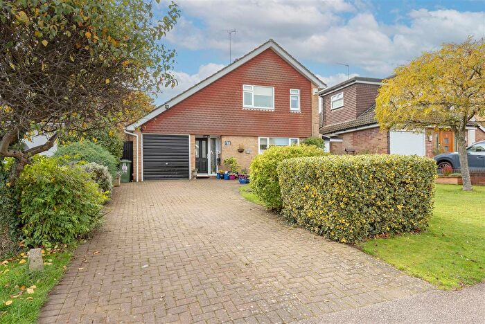 3 Bedroom Detached House For Sale In Crosspaths, Harpenden, AL5