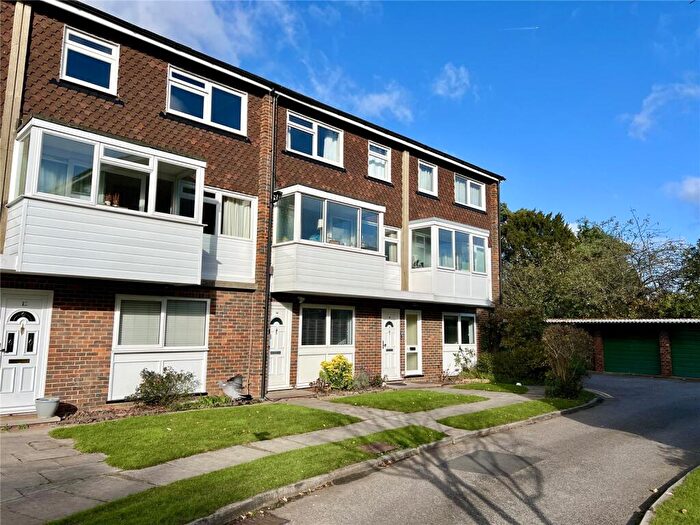 2 Bedroom Maisonette For Sale In Cross Lanes, Guildford, Surrey, GU1