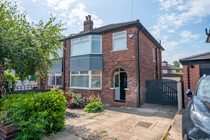 3 Bedroom Semi-Detached House For Sale In Knightsway, Leeds, LS15
