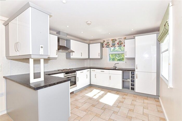 2 Bedroom Flat For Sale In Queensgate, Maidstone, Kent, ME16