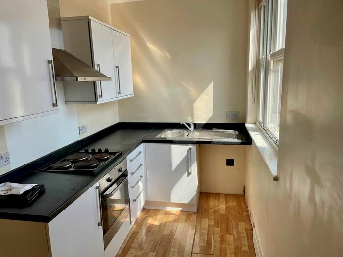 2 Bedroom Flat To Rent In Hamlet Court Road, Westcliff-On-Sea, SS0