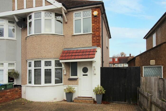 3 Bedroom End Of Terrace House To Rent In Sutherland Avenue, Welling DA16