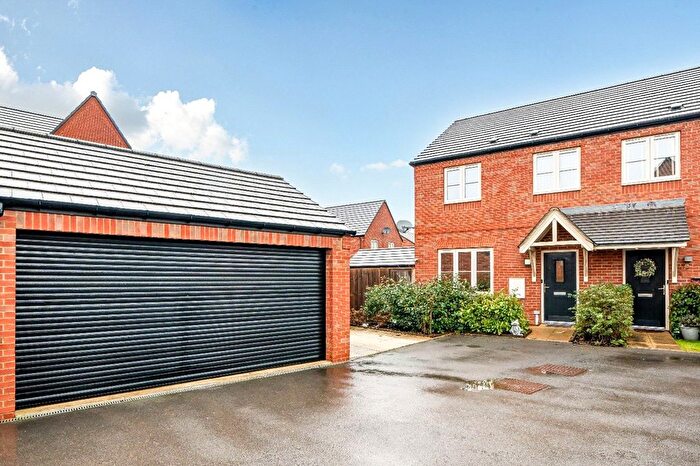 3 Bedroom Semi Detached House For Sale In Bennett Drive, Banbury, Oxfordshire, OX16