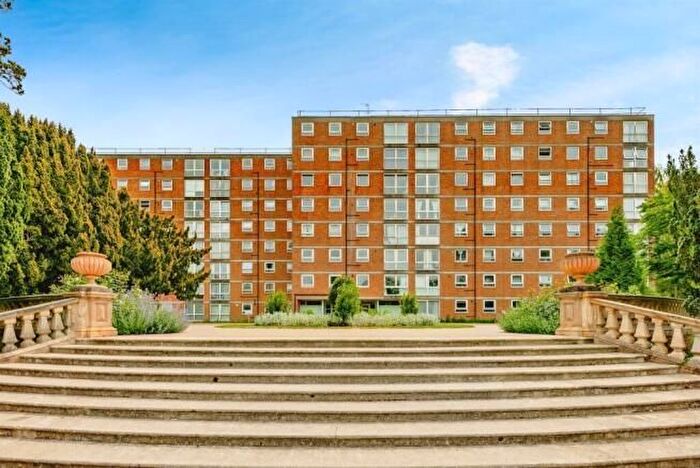 2 Bedroom Flat For Sale In Milton Mount, Crawley, RH10