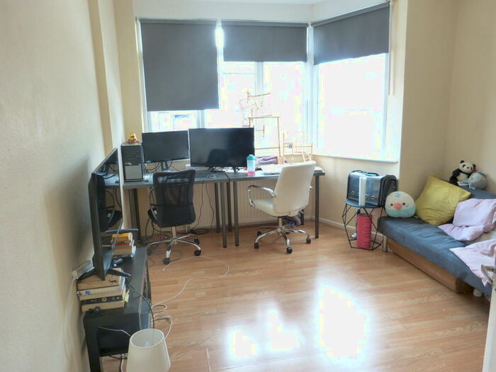 1 Bedroom Flat To Rent In The Crest, London, NW4