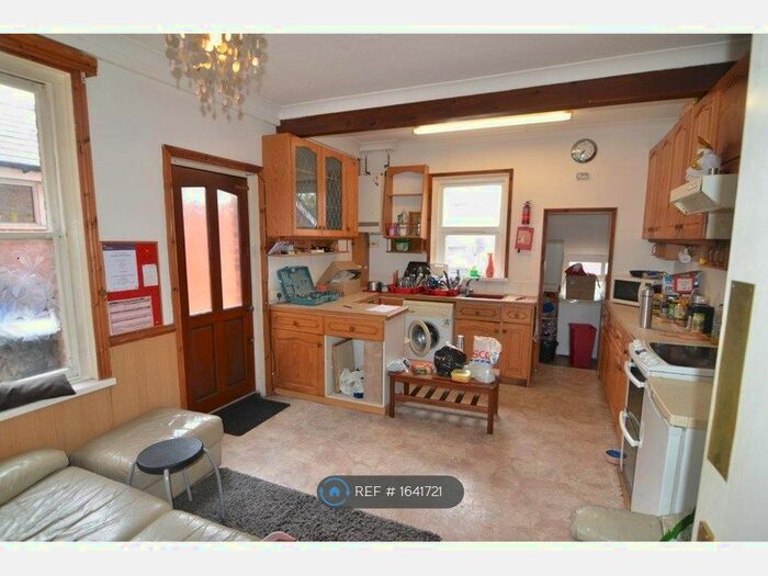 6 Bedroom Semi-Detached House To Rent In Talbot Road, Bournemouth, BH9