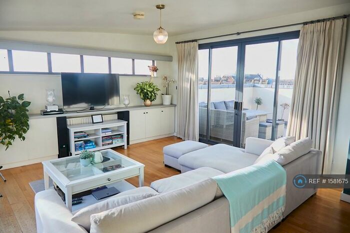 3 Bedroom Penthouse To Rent In Malwood Road, London, SW12