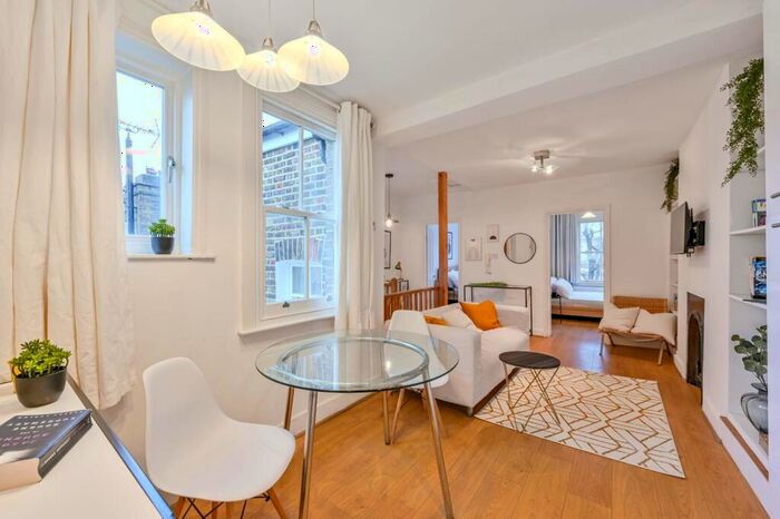 2 Bedroom Flat To Rent In Buckingham Road, Islington, London, N1