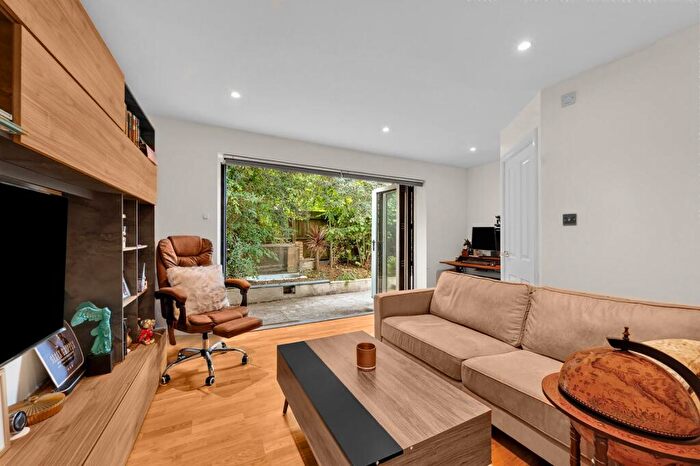 2 Bedroom House For Sale In Friars Mead, Cubitt Town, E14