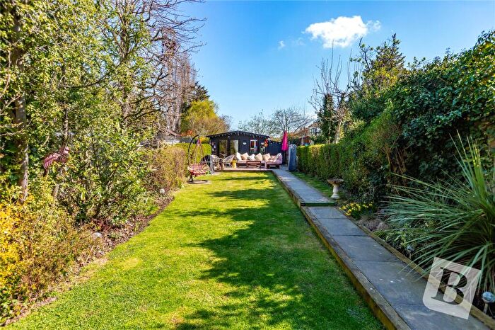 4 Bedroom Semi-Detached House For Sale In Mascalls Lane, Brentwood, Essex, CM14