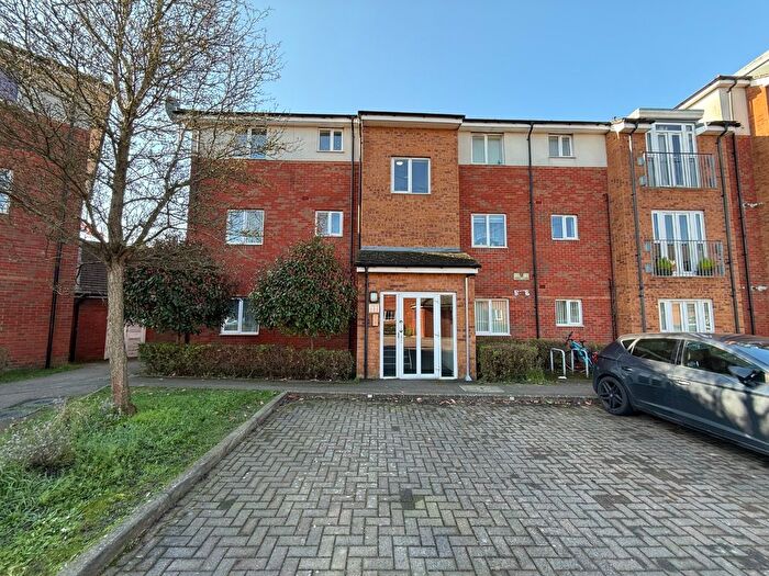 2 Bedroom Flat For Sale In Stokers Close, Dunstable, LU5