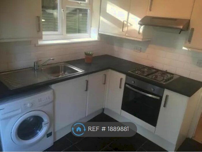 2 Bedroom Flat To Rent In Hilda Vale Close, Orpington, BR6