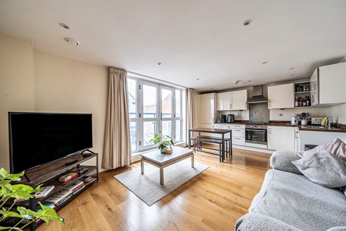2 Bedroom Flat To Rent In Garratt Lane, London, SW18