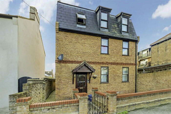 2 Bedroom Apartment To Rent In Leighville Grove, Leigh-on-sea, SS9