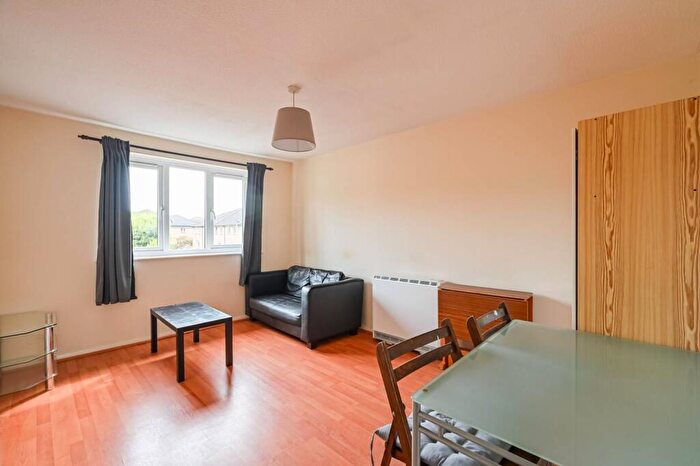 1 Bedroom Flat To Rent In Ringwood Gardens, Canary Wharf, London, E14