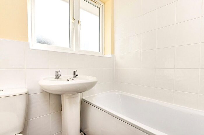 2 Bedroom End Of Terrace House To Rent In Mornington Walk, Richmond, TW10