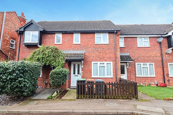 3 Bedroom End Of Terrace House To Rent In Fontwell Close, Bedford, MK40