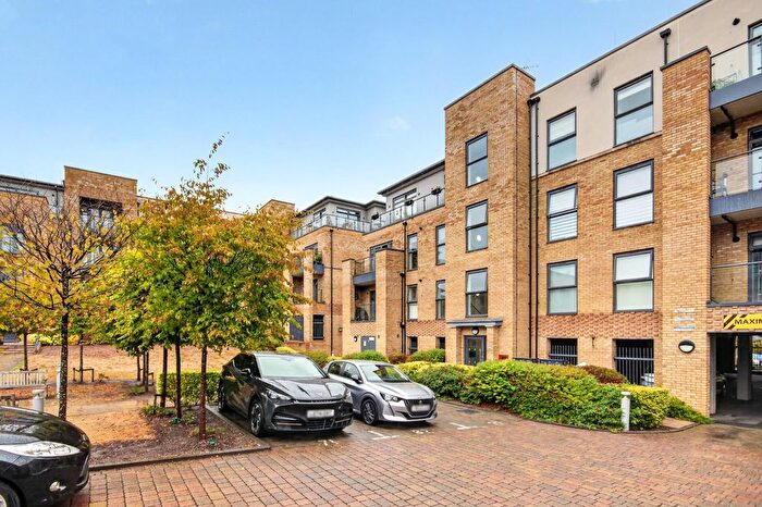 2 Bedroom Flat For Sale In Broad Lane, Bracknell, RG12