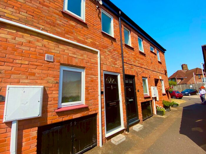 1 Bedroom Maisonette To Rent In Lakeside Close, Ruislip, HA4