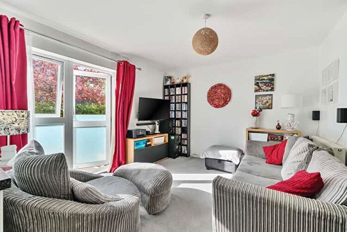 2 Bedroom Flat For Sale In Redwood Court, Leatherhead, Surrey, KT22