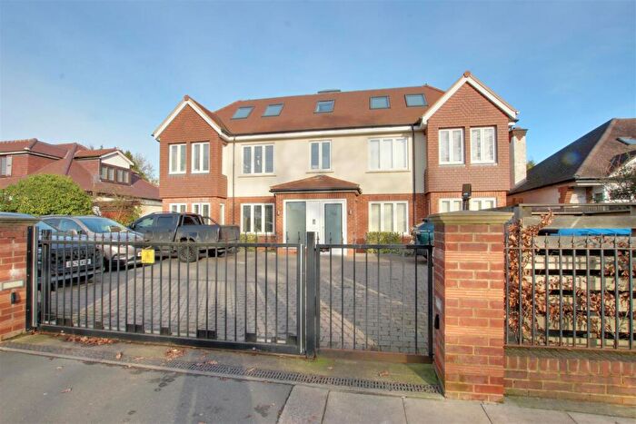 3 Bedroom Flat To Rent In Chase Side, London, N14