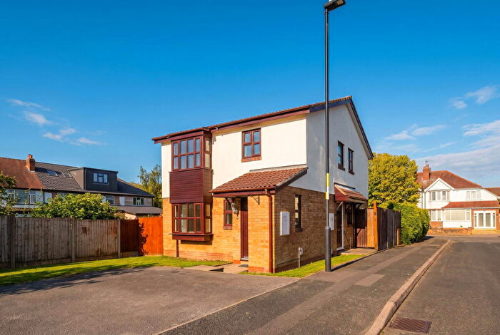 2 Bedroom Maisonette For Sale In Pembroke Way, Hall Green, B28