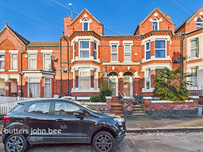 6 Bedroom Terraced House For Sale In Heathfield Avenue, Crewe, CW1