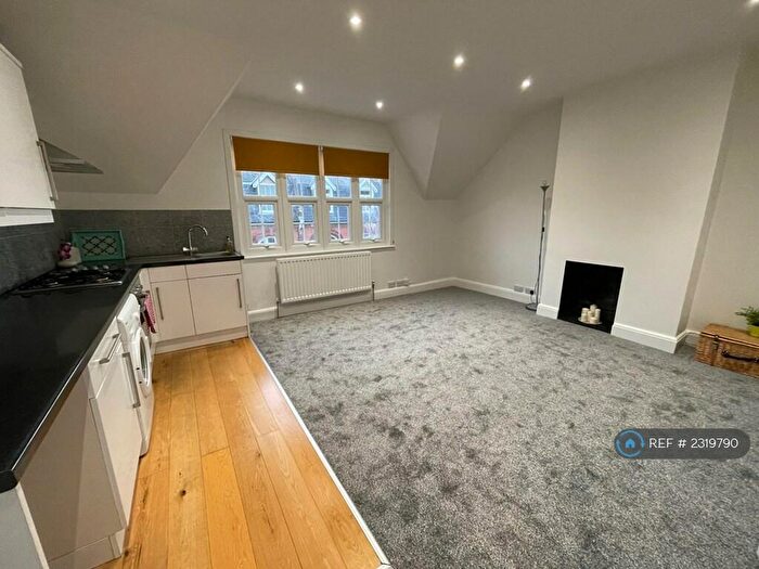 1 Bedroom Flat To Rent In Bush Hill Park, Enfield, EN1