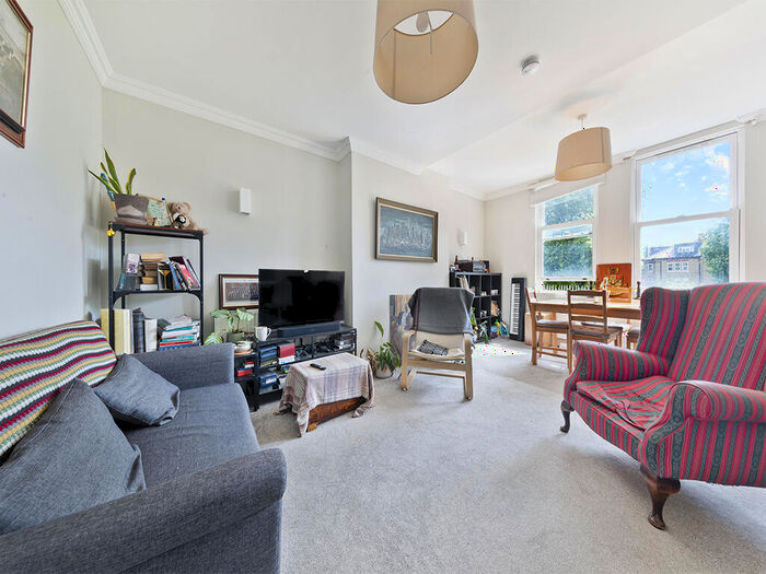 3 Bedroom Apartment To Rent In The Gardens, East Dulwich London, SE22